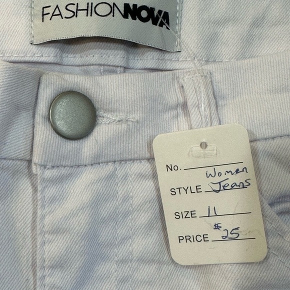 FASHION NOVA Women ‘s White 5 Pocket Style Jeans Size 11 Stretchy Material - Picture 3 of 8